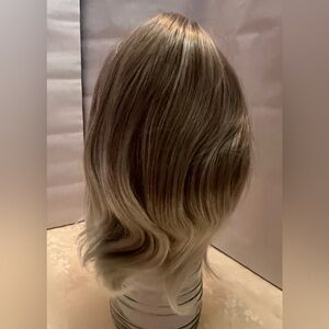 Full coverage adjustable champagne blonde wig with highlights.